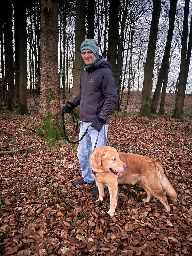Jens med hunden Leo på gåtur